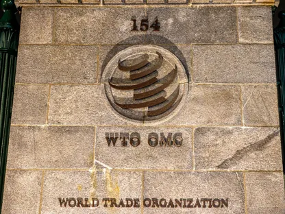 شعار منظمة التجارة العالمية (WTO) على المقر الرئيسي للمنظمة، في 11 ديسمبر 2019 في جنيف، سويسرا - المصدر: بلومبرغ