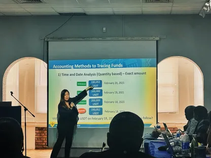 المحللة المختصة بالتحقيقات والمستشارة الفنية في جهاز الخدمة السرية، جيمي لام، تُدرّب ضباط الشرطة والمدعين العامين في برمودا على تتبع المعاملات بالعملات المشفرة في مقر الشرطة في بروسبكت، برمودا. - بلومبرغ