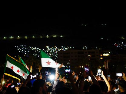 مواطنون يحتفلون في الشوارع بعد قرار الرئيس الأميركي دونالد ترمب تخفيف العقوبات على سوريا، 13 مايو 2025 - رويترز
