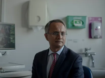 الدكتور هاشم أحمد، أخصائي أمراض المسالك البولية في إمبريال كوليدج لندن، في عيادته في مستشفى تشارينغ كروس في لندن، المملكة المتحدة، في 25 سبتمبر 2025 - بلومبرغ