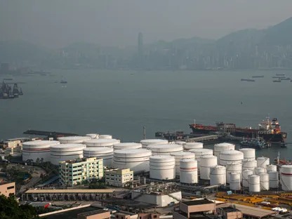 خزانات بترول تابعة لشركة \"تشاينا بتروليوم آند كيميكال\" (سينوبك) داخل ميناء للحاويات في هونغ كونغ، الصين - المصدر: بلومبرغ