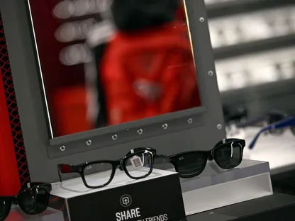 نظارات تنتجها \"راي بان\" بالتعاون مع \"فيسبوك\" - المصدر: بلومبرغ