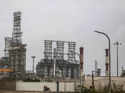 مصفاة نفط تابعة لشركة \"ريلاينس إندستريز\" في جامناغار، ولاية غوجارات، الهند - المصدر: بلومبرغ