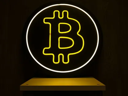 شعار \"بتكوين\" من النيون بكشك لمبادلة العملات المشفرة في وارسو، بولندا - المصدر: بلومبرغ