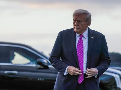 الرئيس الأميركي دونالد ترمب يصل إلى مطار ويست بالم بيتش الدولي في 17 أكتوبر 2025 - بلومبرغ