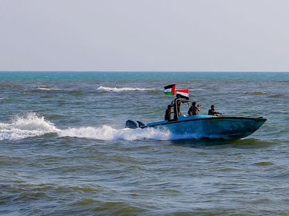 أفراد من خفر السواحل اليمني التابع لجماعة الحوثي في دورية بالقرب من مدينة الحديدة الساحلية على البحر الأحمر، اليمن (صورة أرشيفية) - المصدر: بلومبرغ