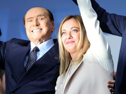 سيلفيو برلسكوني، رئيس حزب \"فورزا إيطاليا\" وجورجا ميلوني، رئيسة حزب \"إخوان إيطاليا\"  - المصدر: بلومبرغ