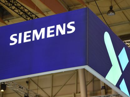 لافتة تحمل شعار شركة \"سيمنز\" الألمانية  - المصدر: بلومبرغ