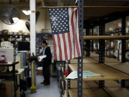 علم أميركي معروض بمصنع في بولينج جرين، كنتاكي - المصدر: بلومبرغ