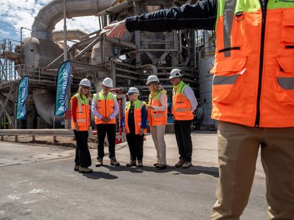 وزير المالية التشلي ماريو مارسيل، الثاني على اليسار، ووزيرة الخزانة الأميركية جانيت يلين، في الوسط، يقومان بجولة في منشأة \"ألبيرمارل\" للليثيوم في أنتوفاجاستا، تشيلي، يوم السبت 2 مارس 2024 - المصدر: بلومبرغ
