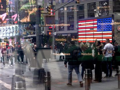 لوحة يظهر عليها أسماء مؤشرات الأسهم الأميركية في نيويورك - المصدر: بلومبرغ