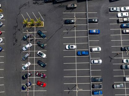 سيارات في قطعة أرض فارغة تقريباً في معرض لبيع السيارات في ريتشموند ، كاليفورنيا ، الولايات المتحدة. - المصدر: بلومبرغ