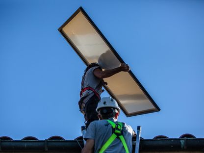 تركيب ألواح شمسية بمنطقة سكنية، إسبانيا.  - المصدر: بلومبرغ