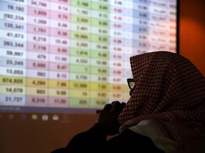 متداول يتابع أسعار الأسهم في السوق المالية السعودية - الشرق/بلومبرغ