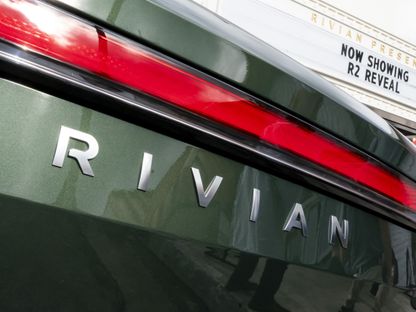 شعار "ريفيان" على سيارتها الكهربائية موديل "R1T"  في لاغونا بيتش، كاليفورنيا، الولايات المتحدة - المصدر: بلومبرغ