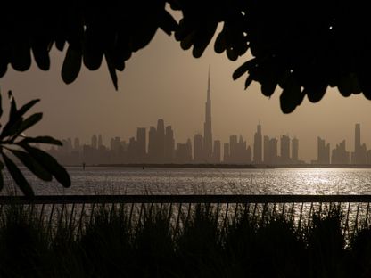 الإمارات تفرض وجود إمرأة واحدة على الأقل في مجالس إدارات الشركات المدرجة في البلاد - المصدر: بلومبرغ