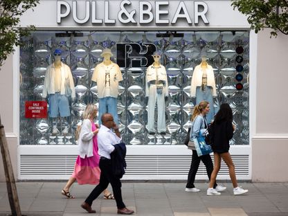 متسوقون يمرون أمام متجر \"بول آند بير\" للبيع بالتجزئة في شارع أكسفورد في لندن، المملكة المتحدة - المصدر: بلومبرغ