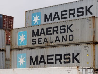 حاويات تحمل علامة A.P. Moeller-Maersk A / S مكدسة في مستودع بكوريا الجنوبية - المصدر: بلومبرغ