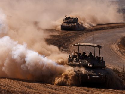دبابات إسرائيلية بالقرب من حدود غزة بعد عمليات عسكرية، في جنوب إسرائيل، يوم الأربعاء، 17 أبريل 2024 - المصدر: بلومبرغ