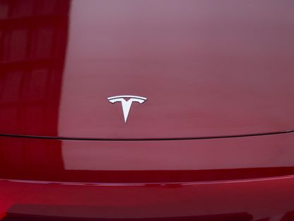 شارة غطاء محرك السيارة الكهربائية Tesla Model 3 (EV) في جناح الشركة خلال معرض ميونيخ للسيارات، ألمانيا - الشرق/بلومبرغ