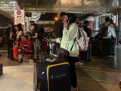 مسافرون عالقون بمطار رفيق الحريري في بيروت بعد أن قامت السلطات اللبنانية بتعليق الرحلات الجوية - المصدر: بلومبرغ