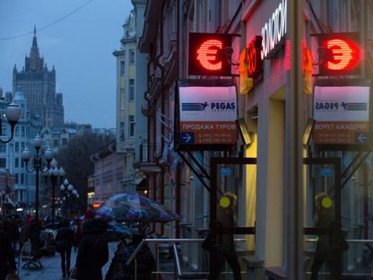 رمز مضاء لعملة اليورو خارج مكتب صرافة في موسكو، روسيا. - المصدر: بلومبرغ