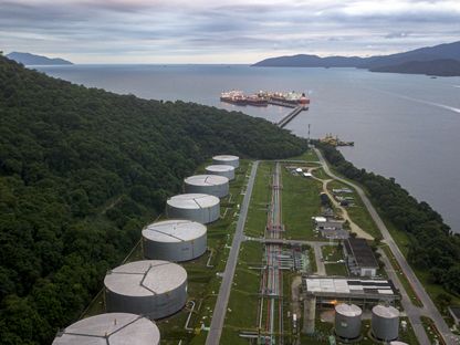 صهاريج تخزين النفط في محطة وقود تابعة لشركة \"بتروليو برازيليرو\"، أنغرا دوس ريس، البرازيل - المصدر: بلومبرغ