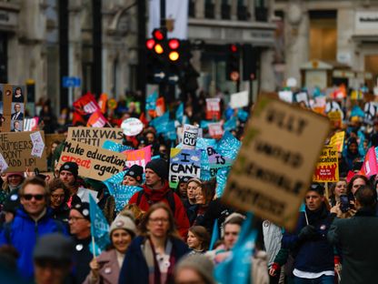 مسيرة مشتركة للإضراب تجمع سائقي القطارات والمعلمين وموظفي الجامعات والموظفين الحكوميين في لندن - المصدر: بلومبرغ