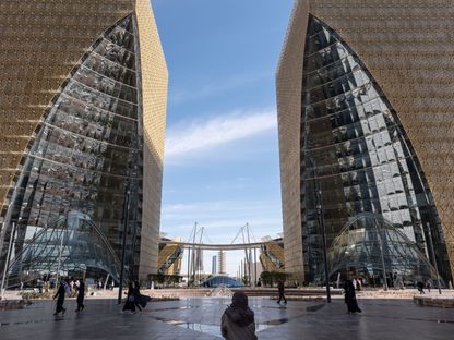 المباني التجارية تنعكس في الواجهة الزجاجية لأحد المكاتب في تطوير المدينة الرقمية بالرياض، المملكة العربية السعودية، يوم الخميس 19 يناير 2023. - المصدر: بلومبرغ