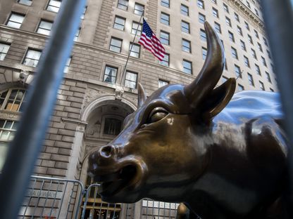 تمثال \"الثور الهائج\" (Charging Bull) قرب بورصة نيويورك - المصدر: بلومبرغ