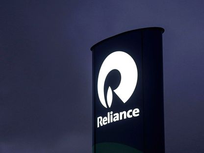 لافتة تحمل شعار شركة \"ريلاينس اندستريز\" (Reliance Industries Ltd) في محطة وقود بالقرب من مصفاة النفط التابعة للشركة في جامناجار، ولاية جوجارات، الهند - المصدر: بلومبرغ