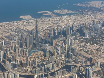 برج خليفة الأطول في العالم يتوسط العديد من المباني التجارية في دبي، الإمارات العربية المتحدة - المصدر: بلومبرغ