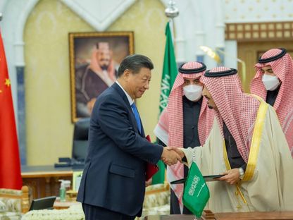 الملك سلمان بن عبد العزيز مستقبلاً الرئيس الصيني شي جين بينغ في الرياض - المصدر: الشرق