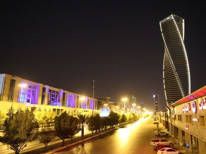 ضوء يضيء ناطحة سحاب المجدل وطريق المدينة ليلاً في الرياض، السعودية، الثلاثاء، 28 يوليو 2020 - المصدر: بلومبرغ