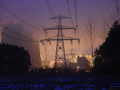 أبراج نقل الكهرباء ذات الجهد العالي بالقرب من محطة توليد الكهرباء العاملة بالليغنيت في بايتس، ألمانيا  - المصدر: بلومبرغ