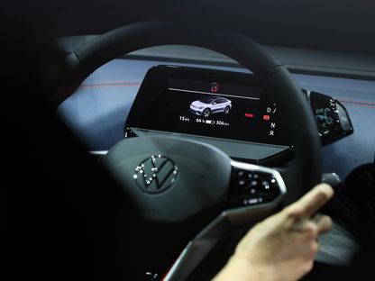 لوحة القيادة الرقمية لسيارة فولكس فاجن \"أي دي 5\" الكهربائية بالكامل أثناء إزاحة الستار عن العالم في مصنع سيارات \"فولكس واجن\" في دريسدن، ألمانيا. - المصدر: بلومبرغ