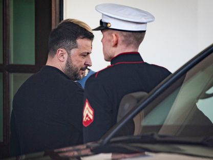 الرئيس الأوكراني فولوديمير زيلينسكي أثناء مغادرته الجناح الغربي للبيت الأبيض بعد اجتماع مع الرئيس الأميركي دونالد ترمب في واشنطن العاصمة، الولايات المتحدة 28 فبراير 2025 - بلومبرغ