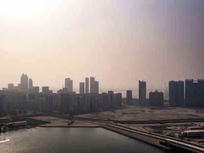 أفق إمارة أبوظبي، الإمارات العربية المتحدة - المصدر: بلومبرغ
