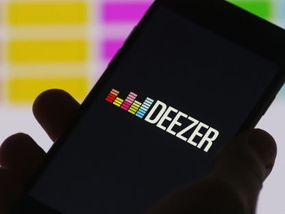 يظهر الشعار الملون لخدمة بث الموسيقى Deezer \"ديزر\" على هاتف \"أبل\" أيفون 6 في لندن، المملكة المتحدة. - المصدر: بلومبرغ