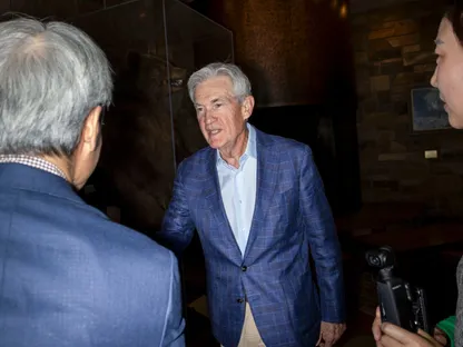 جيروم باول لدى وصوله إلى فندق جاكسون ليك لودج خلال ندوة جاكسون هول التي ينظمها بنك الاحتياطي الفيدرالي في كانساس سيتي في مورن، وايومنغ، الولايات المتحدة في 22 أغسطس 2024 - المصدر: بلومبرغ