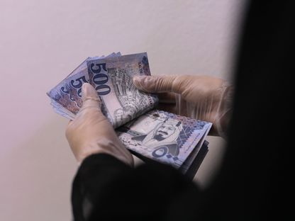 امرأة تحصي أوراق نقدية من فئة 500 ريال سعودي في الرياض، المملكة العربية السعودية - المصدر: بلومبرغ