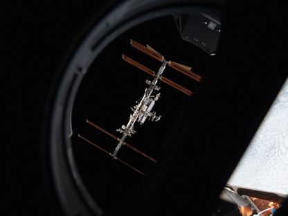 محطة الفضاء الدولية كما تبدو من نافذة كبسولة \"سبيس إكس كرو دراغون إنديفور\" في 8 نوفمبر 2021.  - المصدر: ناسا