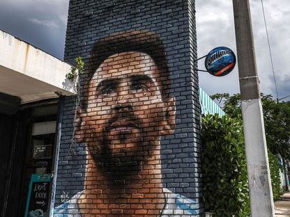 لوحة جدارية تصور لاعب كرة القدم الأرجنتيني ليونيل ميسي في ميامي في 7 يونيو 2023 - المصدر: أ.ف.ب