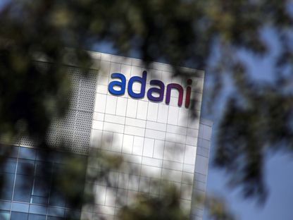 لافتات فوق المقر الرئيسي لمجموعة أداني Adani Group في أحمد آباد ، الهند. - المصدر: بلومبرغ