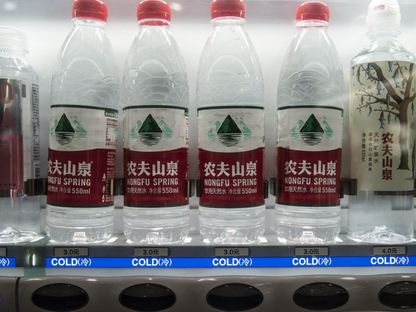 زجاجات مياه معبئة من شركة \"نونغ فو سبرينغ\" (Nongfu Spring) معروضة في آلة بيع في شنغهاي، الصين - المصدر: بلومبرغ