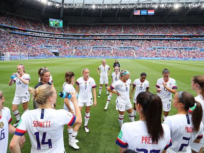 لاعبات الولايات المتحدة يستعدن للمباراة  قبل نهائي كأس العالم للسيدات 2019، فرنسا  - المصدر: بلومبرغ