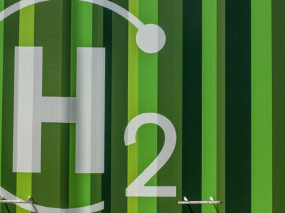 الرمز الكيميائي للهيدروجين على السطح الخارجي في منطقة المحرك الكهربائي خلال المراحل النهائية من بناء مصنع الهيدروجين الأخضر التابع لشركة \"إبيردرولا بويرتولانو\" في بورتولانو إسبانيا يوم الخميس 19 مايو 2022.  - المصدر: بلومبرغ