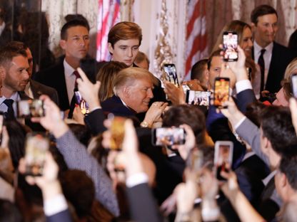 الرئيس الأميركي السابق دونالد ترمب، وسط الصورة، يحيي الحاضرين بعد حديثه في نادي مارا لاغو في بالم بيتش، فلوريدا، الولايات المتحدة، يوم الثلاثاء، 15 نوفمبر 2022.  - المصدر: بلومبرغ