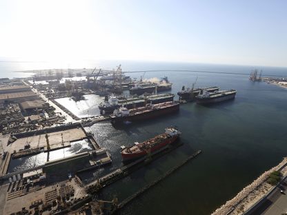 ناقلات نفط أثناء عمليات شحن في ميناء راشد في دبي. - المصدر: بلومبرغ
