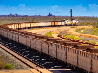 قطار بضائع يحمل خام الحديد. تراجع سعر خام الحديد مع تعرض أرباح مصانع الصلب الصينية لضغوط وسط ضبابية الرؤية بشأن الطلب - المصدر: بلومبرغ